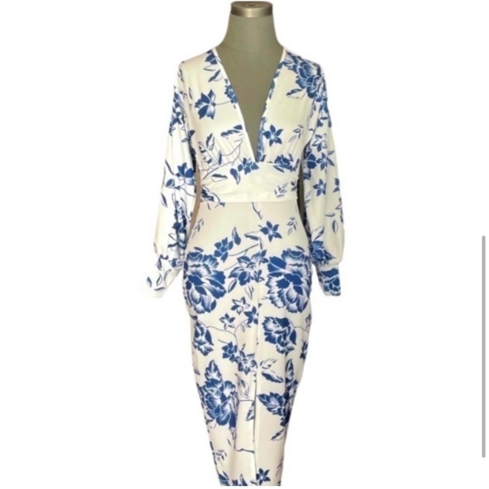 Boohoo | size 6 | new with tags floral dress with plunge v neck